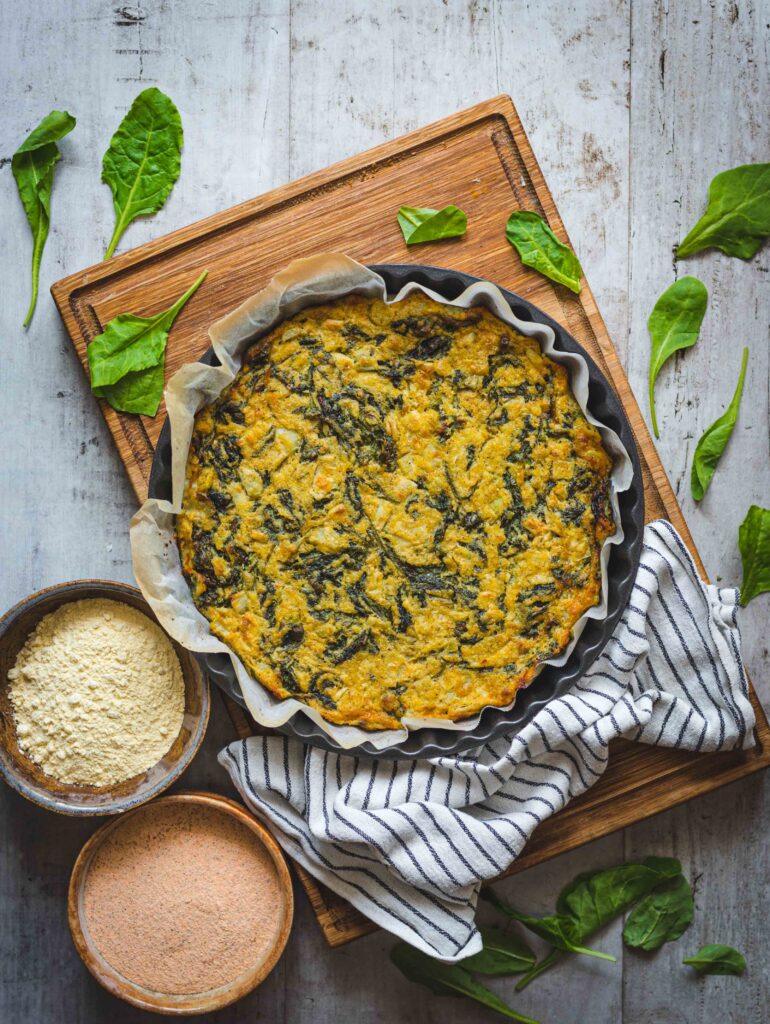 Farifrittata lenticchie ed erbette in teglia su canovaccio e tagliere