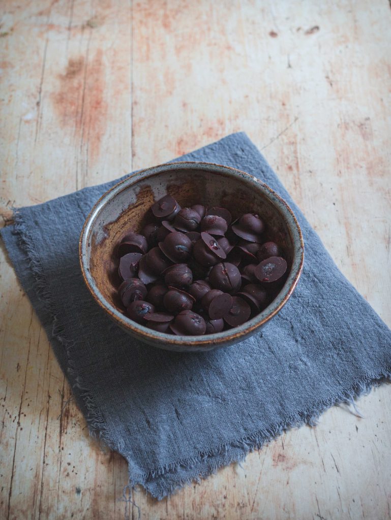 Coppetta di mirtilli al cioccolato fondente su canovaccio blu