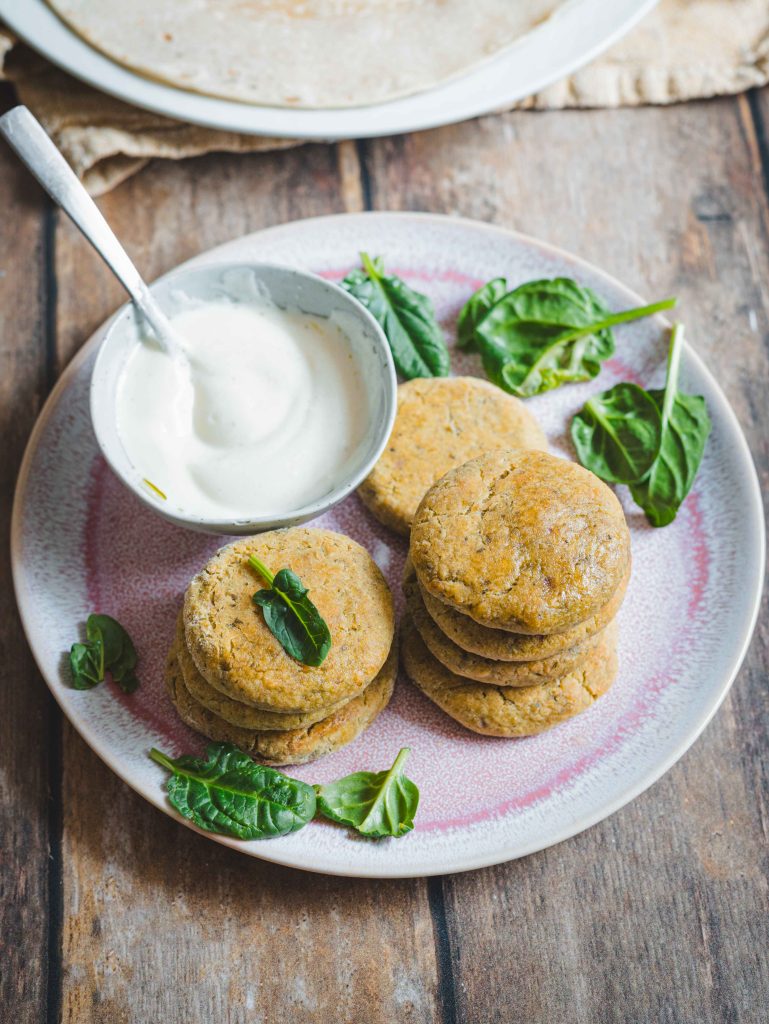 falafel di piselli e ceci con maionese vegana su piatto piano
