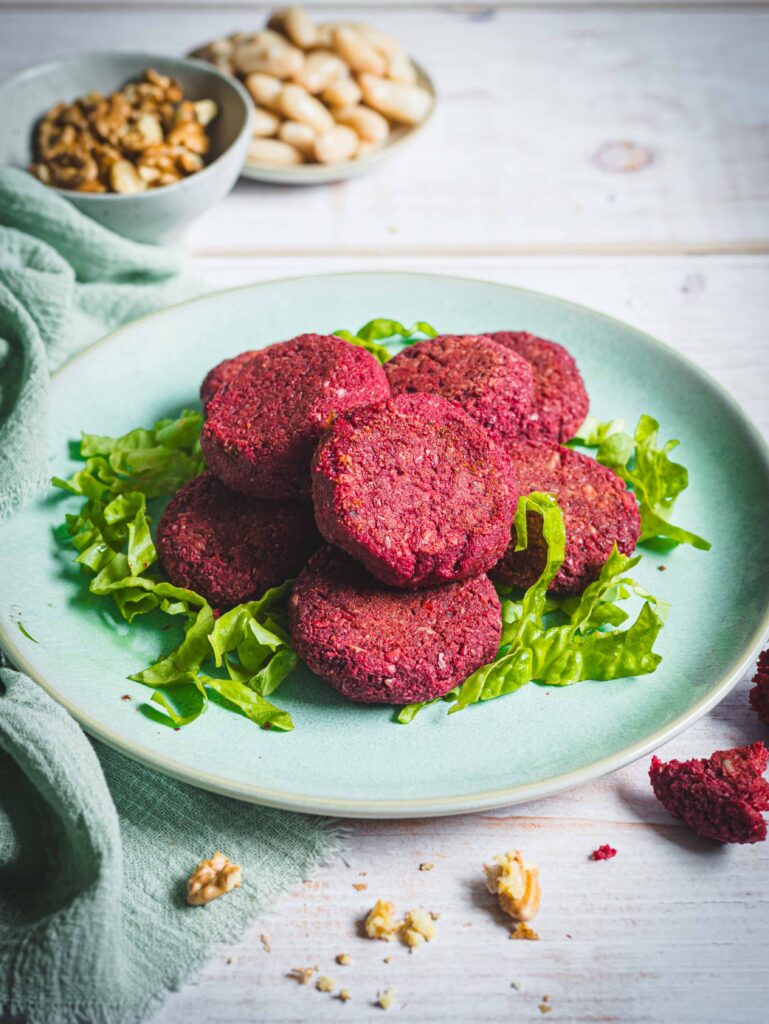 polpette vegane di barbabietola su piatto con insalata